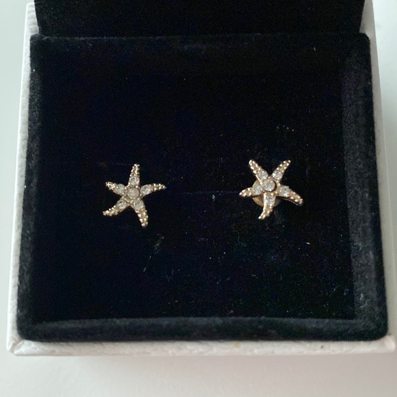 Gold starfish studs